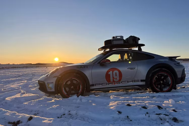 Dòng xe thể thao Porsche 911 Dakar chỉ được sản xuất giới hạn 2.560 chiếc trên toàn thế giới, nhưng hiện đã có 4 chiếc được mang về dải đất hình chữ S, xe sử dụng khối động cơ xăng 6 xi-lanh thẳng hàng, tăng áp kép, dung tích 3.0 lít, sản sinh công suất tối đa 473 mã lực và mô-men xoắn cực đại 570 Nm.