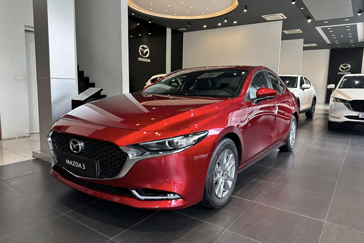 Trong khi đó, mẫu Mazda3 chỉ áp dụng tăng giá cho một số phiên bản. Cụ thể, hai phiên bản Deluxe và Luxury của biến thể sedan cùng với phiên bản Luxury và Premium của biến thể Sport đều được điều chỉnh giá, tăng 20 triệu đồng.
