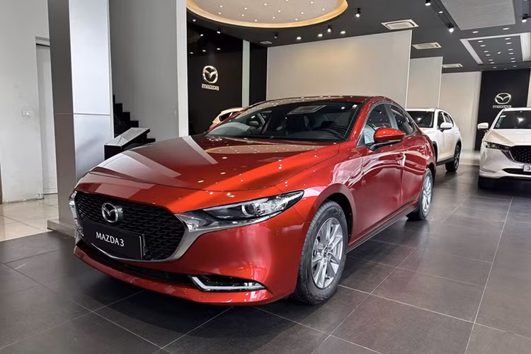 Trong khi đó, mẫu Mazda3 chỉ áp dụng tăng giá cho một số phiên bản. Cụ thể, hai phiên bản Deluxe và Luxury của biến thể sedan cùng với phiên bản Luxury và Premium của biến thể Sport đều được điều chỉnh giá, tăng 20 triệu đồng.
