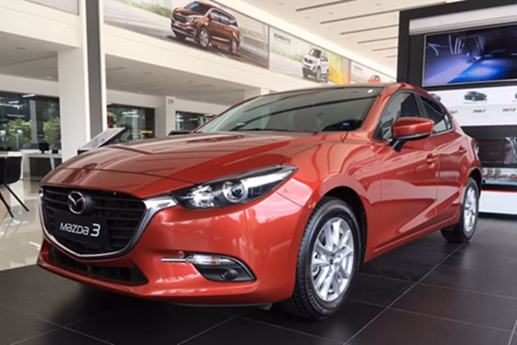 Mẫu xe này có đối thủ cạnh tranh trực tiếp là KIA K3 (549 - 714 triệu đồng), Hyundai Elantra (579 - 769 triệu đồng), Honda Civic (789 - 999 triệu đồng), Toyota Corolla Altis (719 - 870 triệu đồng) và MG5 (523 - 588 triệu đồng).