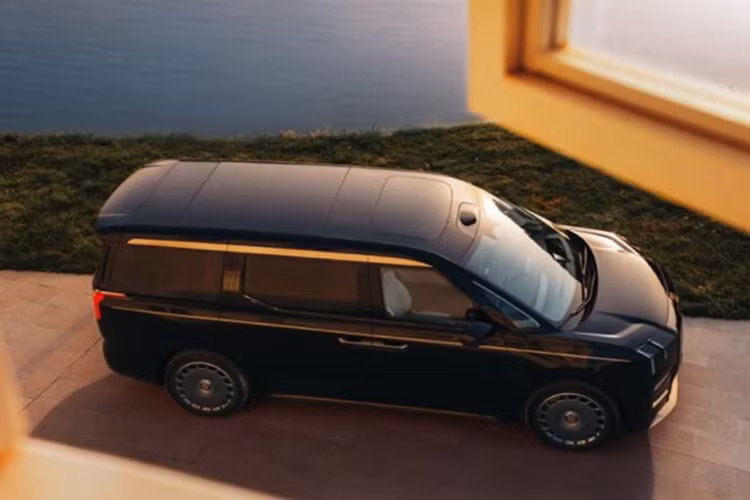 Xe có thể tăng tốc từ 0-100 km/h trong 3,9 giây. Sử dụng nền tảng điện áp cao 800V, xe mất 11,5 phút để sạc lại từ 10% đến 80%. Mức giá xe Zeekr 009 Grand Collector Edition chính thức ra mắt công chúng tại Triển lãm Ôtô Thượng Hải 2025 với mức 899.000 nhân dân tệ (tương đương 3,185 tỷ đồng).