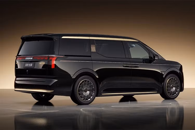 Bên cạnh đó, Zeekr 009 Grand Collector Edition còn được phủ PVD kết hợp khắc laser femtosecond và 240 đường nét tinh xảo, tạo nên hiệu ứng "đen đa sắc" độc đáo cho mẫu MPV này.