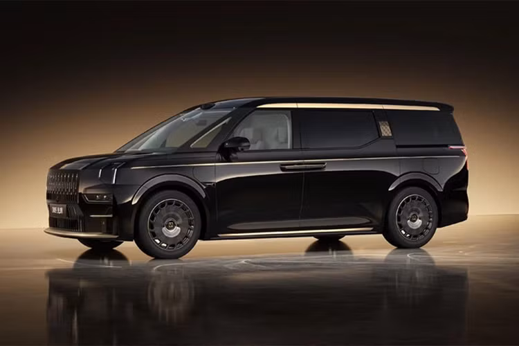 Để tăng sự tiện nghi và xa hoa, hãng xe Trung Quốc tiếp tục giới thiệu bản đặc biệt Zeekr 009 Grand Collector Edition đặc biệt với nhiều chi tiết được hoàn thiện độc đáo, tăng sự đẳng cấp của chủ nhân. Zeekr 009 Grand Collector Edition được phát triển từ Zeekr 009 Grand, điểm nhấn là ngoại thất và nội thất được mạ vàng 24k.