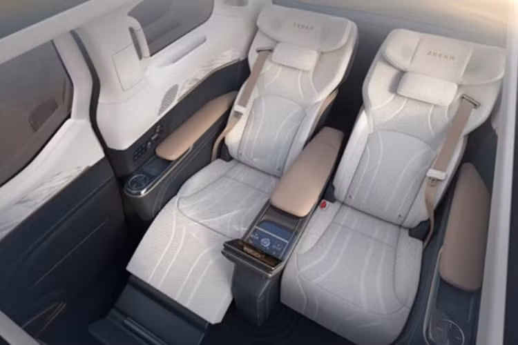 Ngoài ra còn có ghế ngồi thương gia có chức năng sưởi/làm mát, điều chỉnh 24 hướng và 8 chế độ massage, bàn làm việc, tủ làm mát (18 L), thảm lông lạc đà từ vùng núi Andean (Peru)...