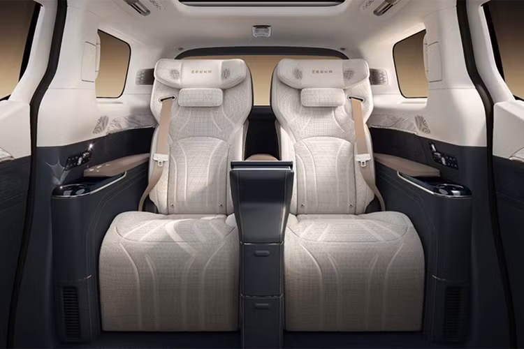 Nội thất của xe được hoàn thiện với các chất liệu cao câp, các trang bị tiện nghi của xe, gồm: màn hình 4k hàng ghế sau kích thước 43 inch, chip xử lý Qualcomm Snapdragon 8295 với hệ điều hành Zeekr OS 6.0, hệ thống âm thanh 18 loa. Đặc biệt có hỗ trợ nhắn tin vệ tinh hai chiều và gọi điện.
