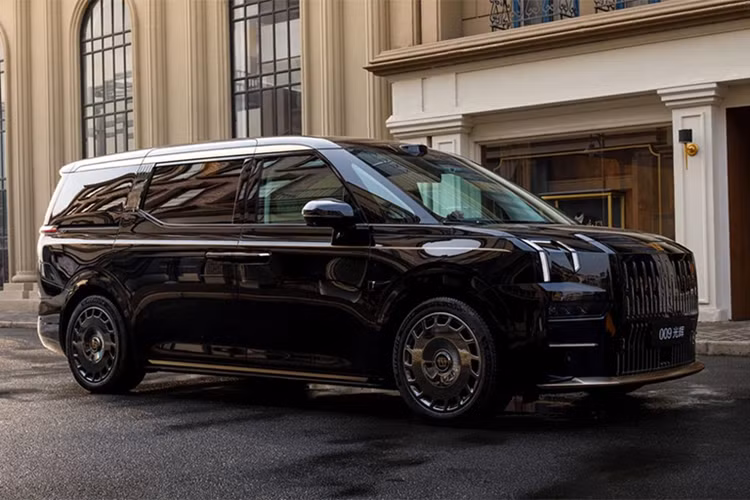 Zeekr 009 là chiếc MPV thuần điện hạng sang được ra mắt lần đầu tại thị trường tỷ dân Trung Quốc vào năm 2022, được sản xuất bởi tập đoàn Geely. Vào tháng 4/2024, phiên bản cao cấp nhất - Zeekr 009 Grand siêu sang được ra mắt, điểm nhấn là cấu hình 4 chỗ ngồi.