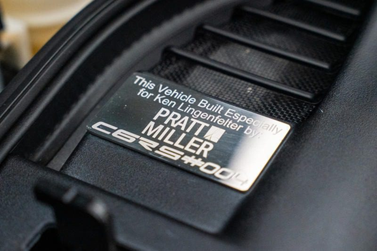 Chevrolet Corvette C6RS của Pratt &amp; Miller có thân xe hoàn toàn bằng sợi carbon, nâng tầm khí động học và thẩm mỹ lên cấp độ mới. Nó rộng hơn 40,64 mm (1,6 inch) so với Z06 tiêu chuẩn và tích hợp các yếu tố thể thao lấy cảm hứng từ chiếc xe đua C6.R.