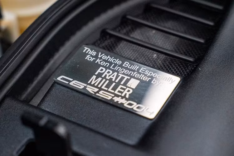 Chevrolet Corvette C6RS của Pratt &amp; Miller có thân xe hoàn toàn bằng sợi carbon, nâng tầm khí động học và thẩm mỹ lên cấp độ mới. Nó rộng hơn 40,64 mm (1,6 inch) so với Z06 tiêu chuẩn và tích hợp các yếu tố thể thao lấy cảm hứng từ chiếc xe đua C6.R.