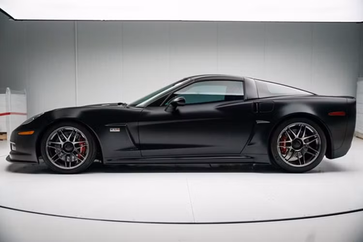 Dưới nắp ca-pô là khối động cơ V8 8.2 L của Katech Performance, công suất hơn 600 mã lực và 814 Nm mô-men xoắn. Hộp số T-56 6 cấp và hệ thống treo nâng cao khả năng tăng tốc, trong khi phanh monobloc Brembo mang lại lực hãm chính xác.