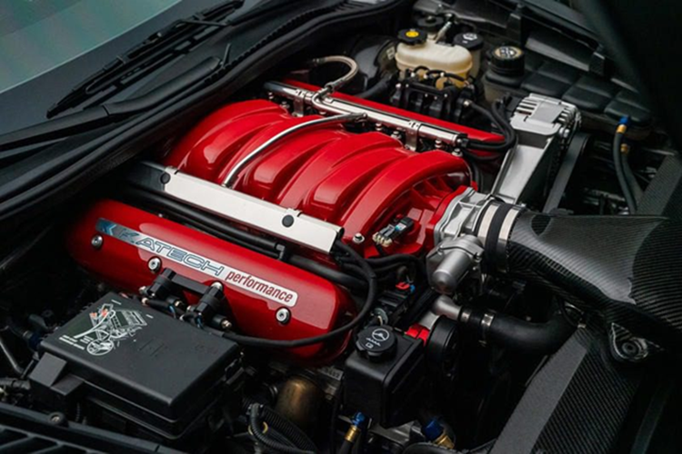 Ghế thể thao có tựa lưng cao bổ sung thảm sàn thêu và các điểm nhấn tùy chỉnh. Lớp cách âm Dynamat mang đến một cabin yên tĩnh hơn, với các chi tiết tỉ mỉ như bảng điều khiển trung tâm bọc da và bậc cửa mang nhãn hiệu C6RS.