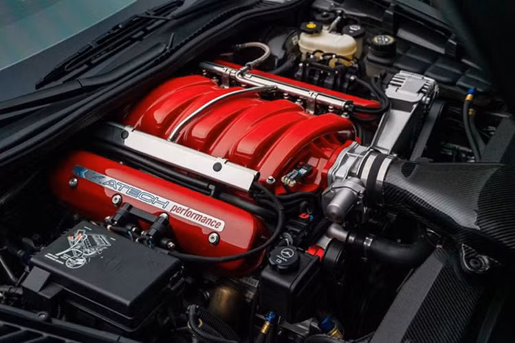 Ghế thể thao có tựa lưng cao bổ sung thảm sàn thêu và các điểm nhấn tùy chỉnh. Lớp cách âm Dynamat mang đến một cabin yên tĩnh hơn, với các chi tiết tỉ mỉ như bảng điều khiển trung tâm bọc da và bậc cửa mang nhãn hiệu C6RS.