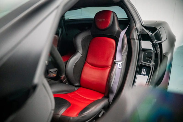 Các khe thông gió bánh xe lớn hơn, khe thông gió chắn bùn và ống dẫn khí làm mát hệ thống phanh, khóa bánh xe trung tâm BBS gia tăng nét thể thao đặc trưng. Thiết kế tổng thể với nhiều đường cong mang lại cho C6RS dáng vẻ mạnh mẽ tập trung vào hiệu suất cho đường trường hoặc đường đua.