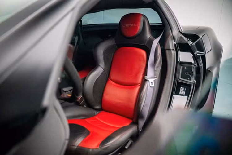 Các khe thông gió bánh xe lớn hơn, khe thông gió chắn bùn và ống dẫn khí làm mát hệ thống phanh, khóa bánh xe trung tâm BBS gia tăng nét thể thao đặc trưng. Thiết kế tổng thể với nhiều đường cong mang lại cho C6RS dáng vẻ mạnh mẽ tập trung vào hiệu suất cho đường trường hoặc đường đua.