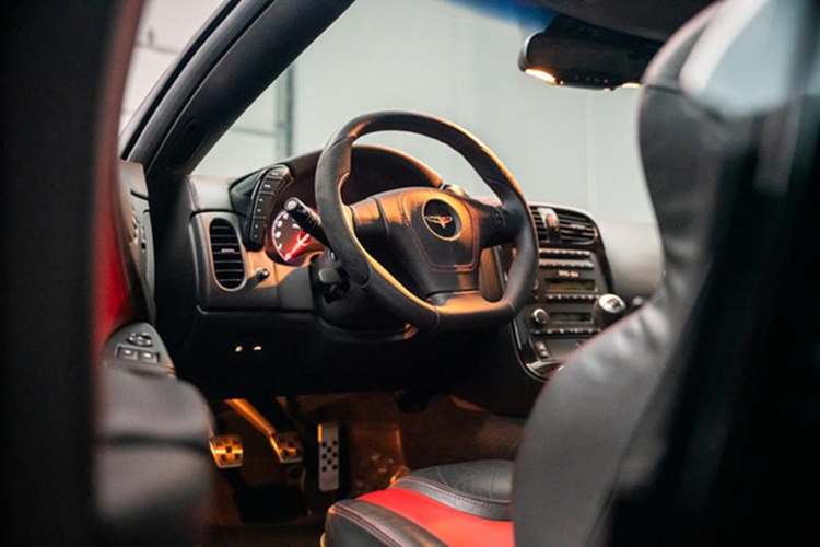 Những điểm nổi bật, gồm mặt trước sợi carbon với ram air induction (đường khí nạp gia tăng áp suất không khí tĩnh bên trong ống nạp khi đi vào bên trong động cơ, giúp gia tăng công suất cho động cơ), bộ khuếch tán sau và cánh gió tích hợp để tối ưu lực ép xuống mặt đường.