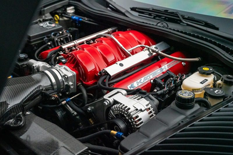 Bên trong, C6RS cân bằng giữa hiệu suất cực đoan trên đường đua với sự sang trọng hiện đại. Nội thất da hai tông màu có lớp hoàn thiện đường may kiểu Pháp trên bảng điều khiển, vô lăng và cửa.