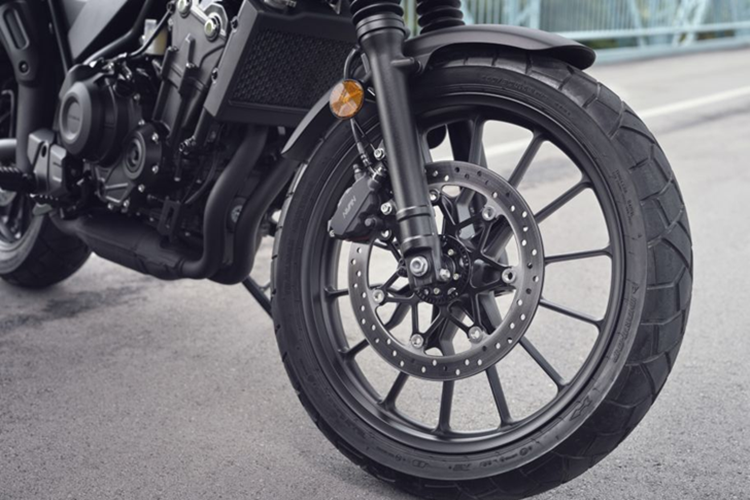 Bộ bánh xe 19 inch phía trước và 17 inch phía sau với lốp Dunlop đặc biệt mang lại khả năng bám đường tuyệt vời, đồng thời giúp xe ổn định khi di chuyển trên những địa hình đa dạng.
