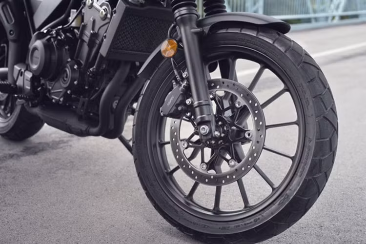 Bộ bánh xe 19 inch phía trước và 17 inch phía sau với lốp Dunlop đặc biệt mang lại khả năng bám đường tuyệt vời, đồng thời giúp xe ổn định khi di chuyển trên những địa hình đa dạng.