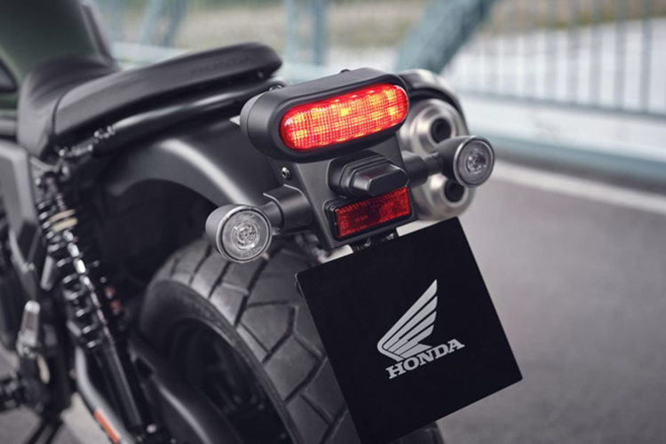 Hệ thống phanh đĩa đôi với ABS tối ưu cho cả đường phố và off-road cũng là một yếu tố quan trọng giúp CL500 mang lại an toàn cho người lái. Được ra mắt với hai màu Đen và Nâu đen, CL500 là lựa chọn tối ưu dành cho những tay lái tìm kiếm sự mạnh mẽ, bụi bặm đầy phong cách mà vẫn thoải mái tối đa.