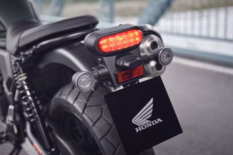 Hệ thống phanh đĩa đôi với ABS tối ưu cho cả đường phố và off-road cũng là một yếu tố quan trọng giúp CL500 mang lại an toàn cho người lái. Được ra mắt với hai màu Đen và Nâu đen, CL500 là lựa chọn tối ưu dành cho những tay lái tìm kiếm sự mạnh mẽ, bụi bặm đầy phong cách mà vẫn thoải mái tối đa.