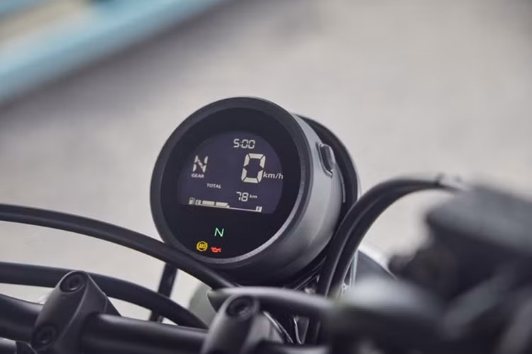 Đặc biệt, màu sơn của xe được phối hợp với các chi tiết động cơ và khung gầm đen, tạo ra một sự tương phản nổi bật. Một điểm nổi bật khác của Honda CL500 chính là chiều cao yên xe chỉ 790 mm, mang đến sự phù hợp hoàn hảo với vóc dáng của người Việt.