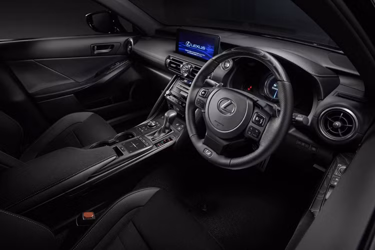 Nội thất của Gói nâng cấp "F Sport Mode Black IV" mang phong cách đen xuyên suốt từ các tấm ốp gỗ tần bì bổ sung tại vô lăng, táp-pi cửa...