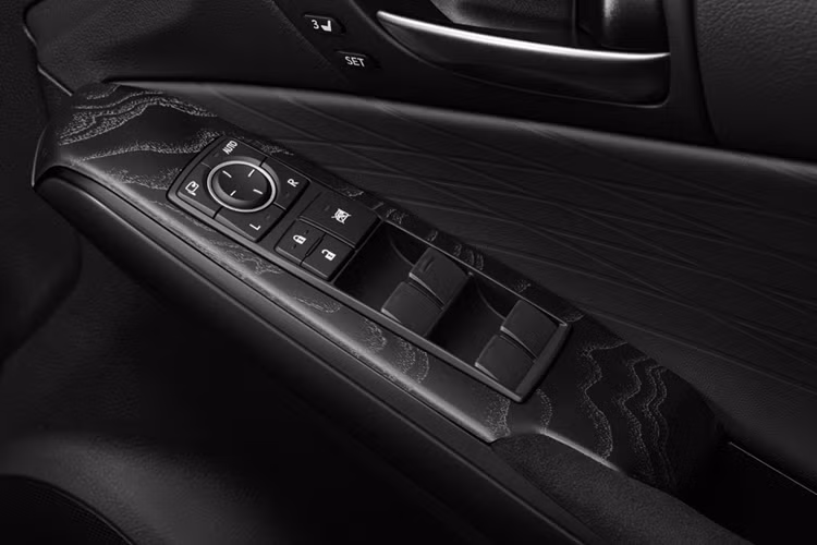 Tại Nhật, mức giá xe Lexus IS F Sport Mode Black IV có giá khởi điểm 5,9 triệu JPY (38.242 USD, tương đương 958 triệu đồng) cho phiên bản IS 300 và từ 6,35 triệu JPY (41.158 USD, tương đương 1,032 tỷ đồng) cho bản IS 300h.