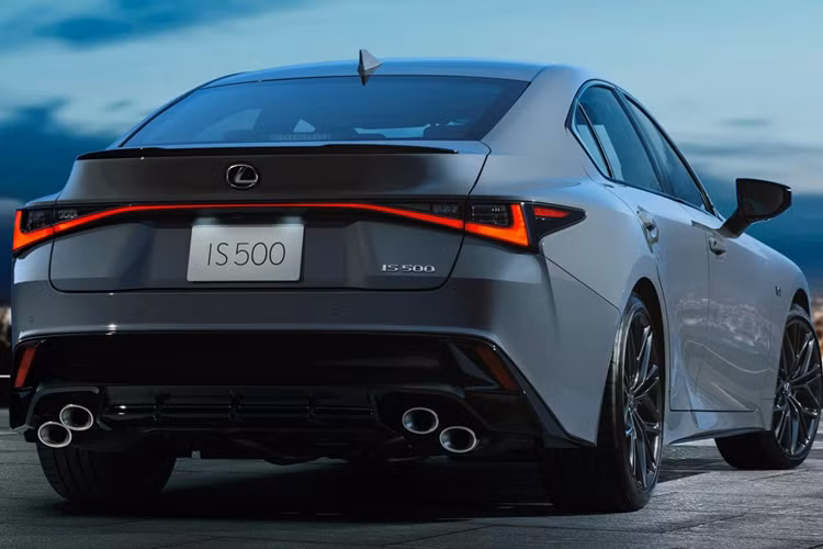 Tại thị trường Việt Nam, mẫu xe sedan hạng sang Lexus IS hiện có mức giá niêm yết chính hãng dao động từ 2,130 - 2,830 tỷ đồng, tùy phiên bản.