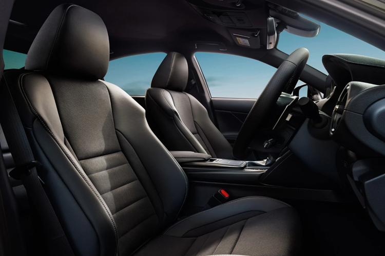 Ghế ngồi sử dụng chất liệu da Ultrasuede màu đen có tích hợp sưởi và thông gió.