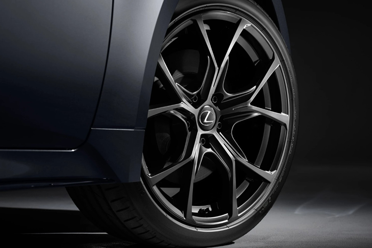 Gói nâng cấp "F Sport Mode Black IV" không can thiệp về sức mạnh, mẫu xe sedan hạng sang Lexus IS 300 trang bị động cơ xăng 2.0L công suất 241 mã lực và mô-men xoắn 350 Nm, phiên bản IS 300h với động cơ dung tích 2.5L kết hợp mô tơ điện cho tổng công suất 217 mã lực.