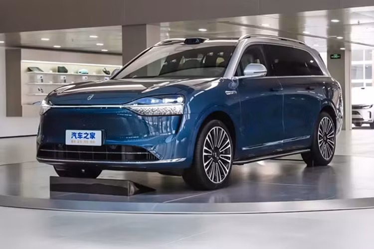 Dưới nắp ca-pô, chiếc SUV này có bộ mở rộng phạm vi tăng áp 1,5 lít. Pin là LFP hoặc NMC ba thành phần với dung lượng 36 kWh hoặc 52 kWh. Phạm vi điện của xe là 310 km trong điều kiện CLTC. Và phạm vi hỗn hợp đạt 1.526 km.