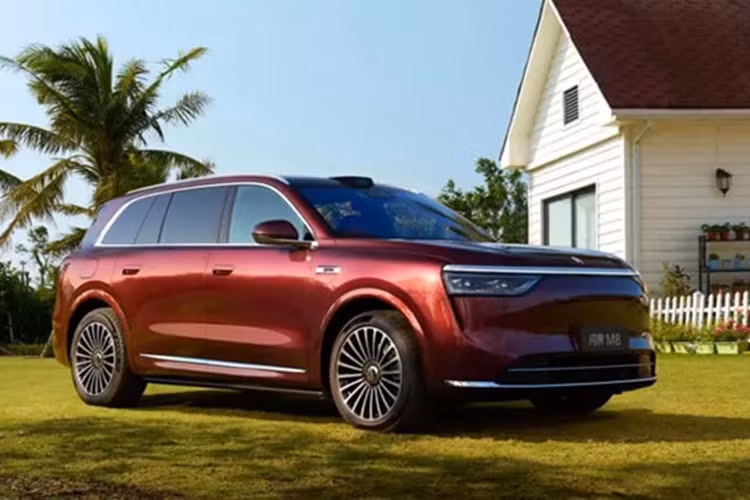 Cần số của M8 nằm sau tay lái. Đường hầm trung tâm của xe có hai giá để cốc, một cặp đế sạc không dây và một ngăn chứa đồ rộng rãi. Chiếc SUV mới được trang bị hệ dẫn động 4WD hai động cơ với công suất cực đại 392 kW (526 mã lực).