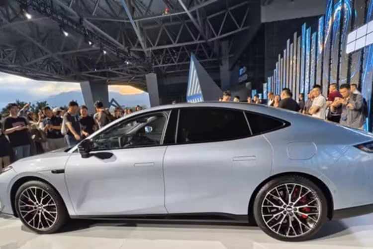 Phiên bản Galaxy E8 cao cấp nhất cung cấp hệ thống lái thông minh Haohan do Zeekr phát triển với cảm biến LiDAR trên nóc xe. Mẫu xe điện Geely Galaxy E8 bắt đầu được bán ra tại Trung Quốc vào đầu tháng 1 năm 2024 với mức giá dao động từ 175.800 – 228.800 nhân dân tệ (24.100 – 31.400 USD).