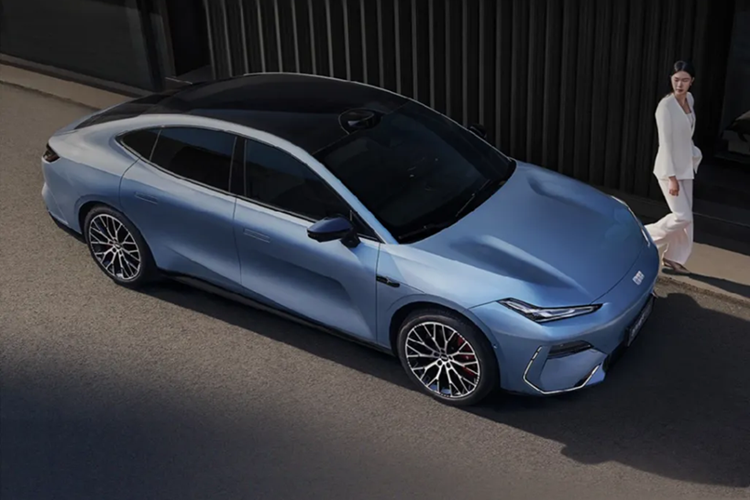 Do đó, Galaxy E8 dẫn động cầu sau có thể tăng tốc lên 100 km/h trong 5,49 giây. Geely không nêu rõ thông tin về các biến thể pin của E8 trong buổi lễ ra mắt. Tuy nhiên, phạm vi hoạt động của biến thể dẫn động cầu sau của mẫu xe này là 575 – 700 km (CLTC). Tăng 25 km so với mẫu xe trước đó.