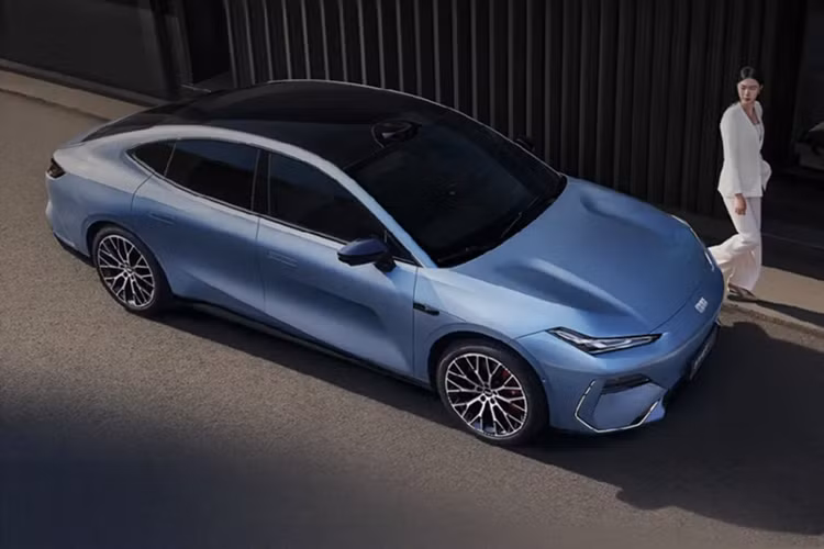 Do đó, Galaxy E8 dẫn động cầu sau có thể tăng tốc lên 100 km/h trong 5,49 giây. Geely không nêu rõ thông tin về các biến thể pin của E8 trong buổi lễ ra mắt. Tuy nhiên, phạm vi hoạt động của biến thể dẫn động cầu sau của mẫu xe này là 575 – 700 km (CLTC). Tăng 25 km so với mẫu xe trước đó.