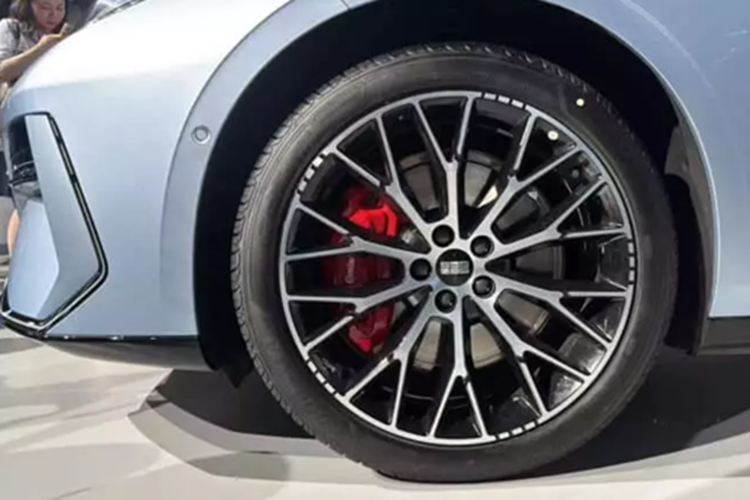 Để so sánh, chiếc Mercedes-Benz EQE có cùng kích thước có hệ số cản là 0,220 Cd. Bên trong, Geely Galaxy E8 có màn hình 8K 45 inch khổng lồ với diện tích hiển thị 1130*138 mm. Màn hình này được trang bị chip Qualcomm Snapdragon 8295. Buồng lái của xe sử dụng hệ điều hành Meizu Flyme OS.