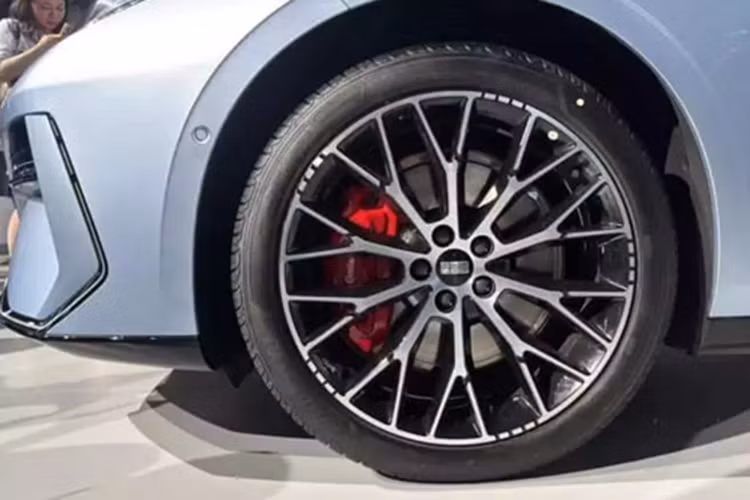 Để so sánh, chiếc Mercedes-Benz EQE có cùng kích thước có hệ số cản là 0,220 Cd. Bên trong, Geely Galaxy E8 có màn hình 8K 45 inch khổng lồ với diện tích hiển thị 1130*138 mm. Màn hình này được trang bị chip Qualcomm Snapdragon 8295. Buồng lái của xe sử dụng hệ điều hành Meizu Flyme OS.