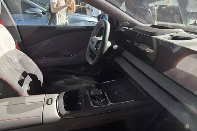 Các tính năng khác của Geely Galaxy E8 là tay nắm cửa ẩn, đường mái nghiêng và kẹp phanh màu đỏ. Kích thước của chiếc EV này là 5010/1920/1465 mm với chiều dài cơ sở là 2925 mm. Khoảng sáng gầm xe của Galaxy E8 là 136 mm. Nhờ đường viền thanh mảnh, hệ số cản của xe là 0,199 Cd.