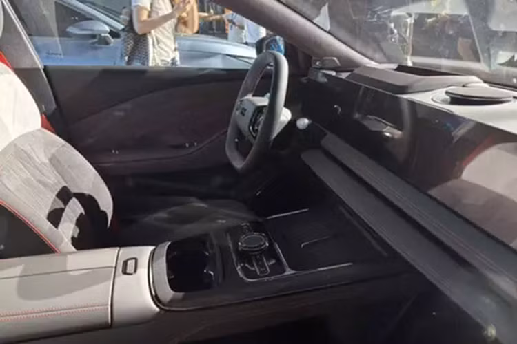 Các tính năng khác của Geely Galaxy E8 là tay nắm cửa ẩn, đường mái nghiêng và kẹp phanh màu đỏ. Kích thước của chiếc EV này là 5010/1920/1465 mm với chiều dài cơ sở là 2925 mm. Khoảng sáng gầm xe của Galaxy E8 là 136 mm. Nhờ đường viền thanh mảnh, hệ số cản của xe là 0,199 Cd.