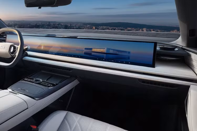 Các tính năng khác của xe bao gồm màn hình hiển thị thông tin trên kính chắn gió, 23 loa, ghế trước và sau có sưởi, và ghế trước thoải mái. Geely Galaxy E8 dẫn động cầu sau sử dụng hệ thống 400V. Xe có một động cơ điện duy nhất cho công suất 250 kW (335 mã lực) ở trục sau. Công suất tăng 67 mã lực so với mẫu xe năm 2024.