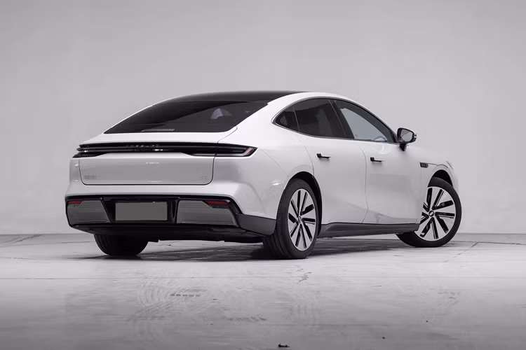 Phiên bản 4WD của chiếc xe điện này tự hào có hệ thống điện áp cao 800V và hệ dẫn động 4WD hai động cơ cho công suất 475 kW (637 mã lực). Các động cơ điện này cung cấp thời gian tăng tốc từ 0 đến 100 km là 3,49 giây.