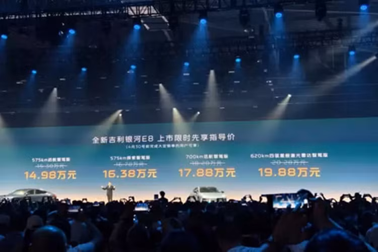 Tuy nhiên, phiên bản cao cấp nhất của chiếc sedan này có thể được phân biệt bằng cảm biến LiDAR trên nóc xe. Cảm biến này là một phần của hệ thống lái xe thông minh Haohan. Hệ thống này lần đầu tiên được áp dụng trên các xe Zeekr tại Trung Quốc. Các chức năng của hệ thống Haohan bao gồm Điều hướng trên chế độ lái tự động (NOA) trên đường cao tốc.