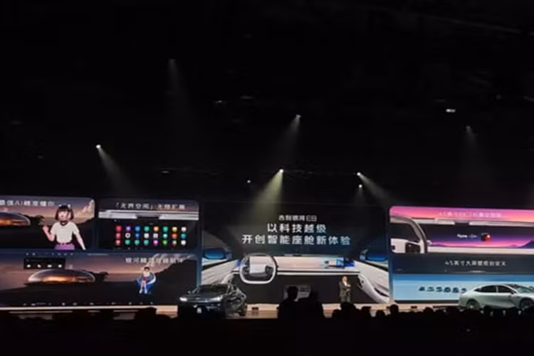 Từ tháng 1 năm 2024 đến tháng 1 năm 2025, thương hiệu Geely Galaxy đã bán được 32.494 chiếc E8. Năm nay, hãng xe Trung Quốc này đặt mục tiêu thúc đẩy doanh số bán hàng của mẫu xe này. Nhờ đó, Geely Galaxy đã khiến E8 trở nên tốt hơn và rẻ hơn. Kiểu dáng bên ngoài của Geely Galaxy E8 2025 phù hợp với người tiền nhiệm của nó.