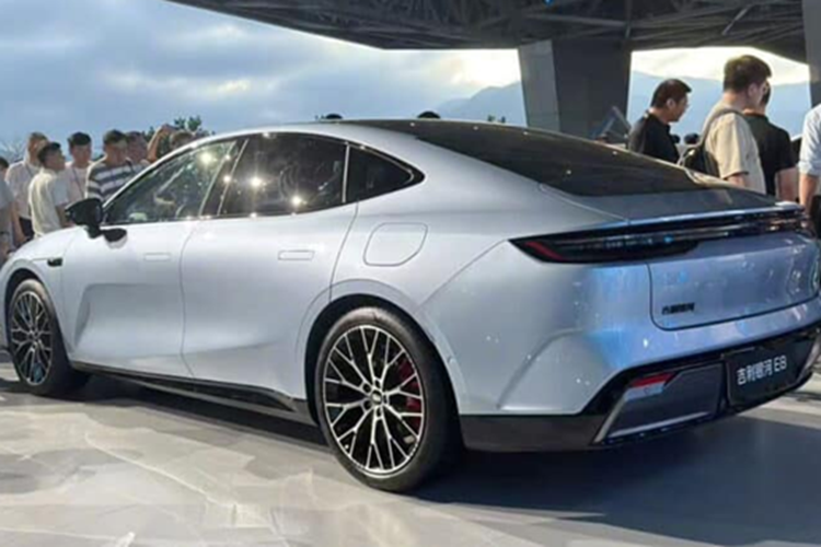 Nhờ thông báo của MIIT, chúng ta biết rằng phiên bản 4WD của Galaxy E8 có bộ LFP 75 kWh trên bo mạch, phù hợp với phạm vi CLTC 620 km. Nó hỗ trợ sạc 5,5C, sạc tốt trong 8 phút từ 30 đến 80%. Theo Geely, Galaxy E8 sạc 1 km mỗi giây.