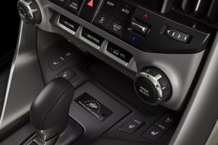 Trên bảng điều khiển trung tâm của xe còn có một tấm biển đặc biệt có chữ ký của Matsuyama. Khách hàng mua xe sẽ được tặng một túi golf phiên bản giới hạn, được thiết kế giống với chiếc túi mà Matsuyama đã sử dụng trong chiến thắng US Tour lần thứ 10 của mình.