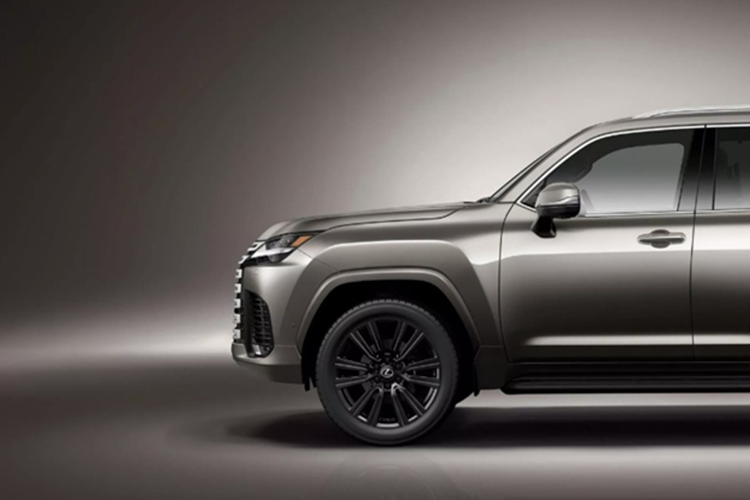 Lexus LX700h Hideki Matsuyama Edition mới sở hữu ngoại thất màu Manganese Luster bóng bẩy, đi cùng bộ mâm hợp kim rèn 22 inch màu đen thể thao. Màu ngoại thất của xe được chính tay golf Matsuyama lựa chọn để đồng bộ với chiếc xe hỗ trợ của anh.