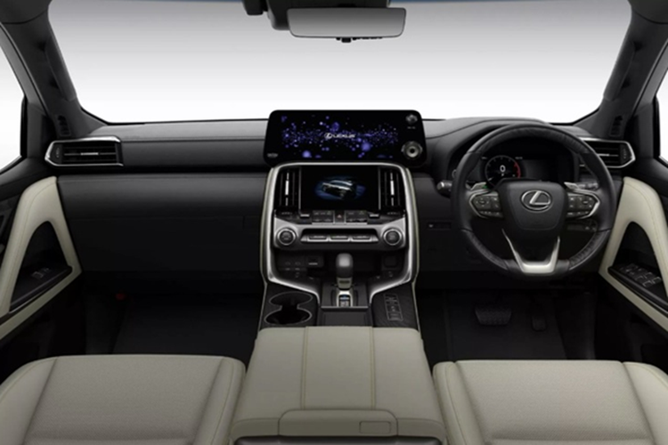 Về nội thất, khoang cabin của Lexus LX700h bản đặc biệt này nổi bật với tông màu đen trắng chủ đạo. Nhiều chi tiết trên xe được bọc da semi-aniline trắng, kết hợp với đường chỉ may màu vàng, cùng các chi tiết ốp gỗ Black Ash cao cấp.