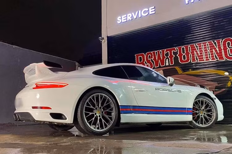 PDK có sẵn dưới dạng tùy chọn cho tất cả các mẫu 911 Carrera và 911 Turbo (991.1 Non S) dưới dạng hộp số 7 cấp, có chế độ số sàn và tự động. Các bánh răng từ 1 đến 6 có tỷ số truyền thể thao và tốc độ tối đa đạt được ở số 6. Số 7 có tỷ số truyền dài và giúp giảm mức tiêu thụ nhiên liệu bằng cách giữ vòng tua máy ở mức thấp.