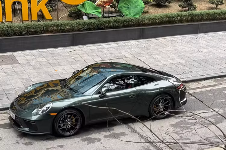 Cụ thể là chán màu vàng, tay chơi Hà thành đã sơn Porsche 911 991 màu xanh quân đội nhưng dạng bóng, không nhám, bộ mâm sau 1 thời gian sơn đen, nay về màu vàng đồng, rất thời trang, 1 số chi tiết khác được sơn đen để tạo điểm nhấn cho ngoại hình xe.