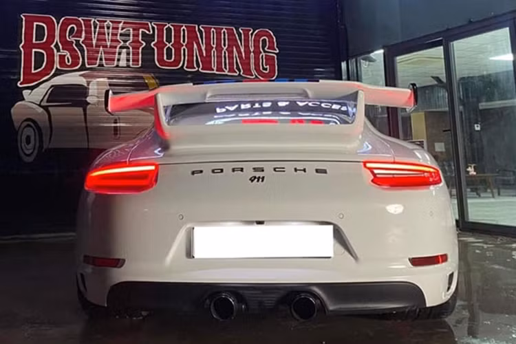 PDK về cơ bản là hai hộp số được hợp nhất thành một khối duy nhất và do đó yêu cầu hai bộ ly hợp. Đối với tất cả các mẫu 991, PDK được sản xuất bởi ZF Friedrichshafen. Chức năng tự động khởi động/dừng là tiêu chuẩn trên tất cả các biến thể của 911 Carrera.