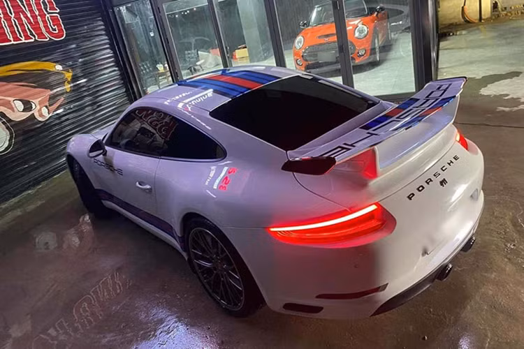 Do sử dụng thép cường độ cao, nhôm và một số vật liệu tổng hợp, trọng lượng đã giảm xuống còn 1.380 kg cho Carrera số sàn, tăng lên 1.605 kg cho mẫu Turbo dẫn động bốn bánh nếu được trang bị hộp số PDK (Porsche Doppelkupplung).